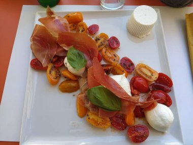 Yemek için güzel bir caprese.