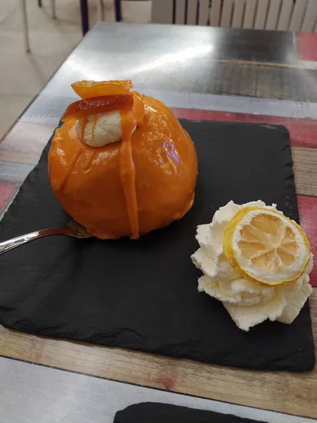 Słodkie Pomarańczowe Ciasta Śmietaną Talerzu — Zdjęcie stockowe