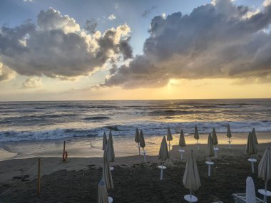 İtalya, Cilenta sahilinde Agropoli plajı gün batımı
