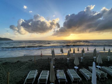 İtalya, Cilenta sahilinde Agropoli plajı gün batımı
