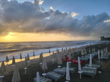 İtalya, Cilenta sahilinde Agropoli plajı gün batımı