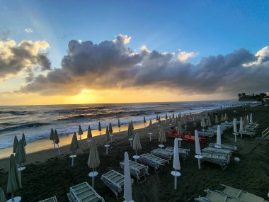 İtalya, Cilenta sahilinde Agropoli plajı gün batımı