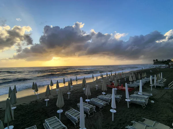 İtalya, Cilenta sahilinde Agropoli plajı gün batımı