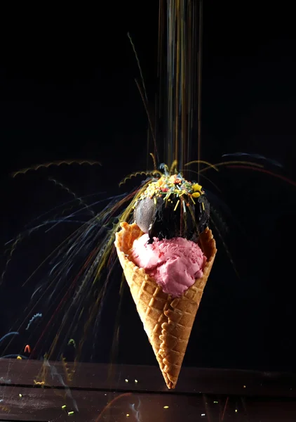 Мороженое Вафельной Чашке Два Шара Один Розовый Другой Черный Разноцветным — стоковое фото