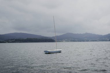 Bulutlar ile deniz bir teknede manzara