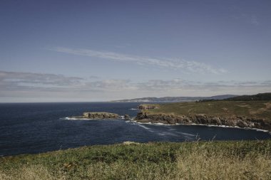 Güzel manzara mavi denizin dalgaları bulutlar buzlu kırma