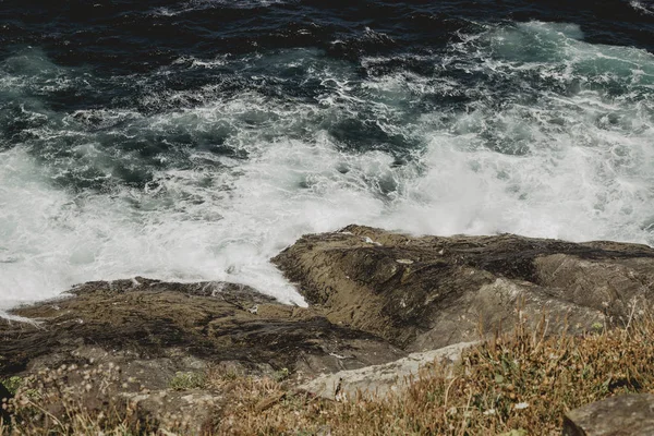 Beau Paysage Mer Bleue Brisant Les Vagues Sur Les Rochers — Photo