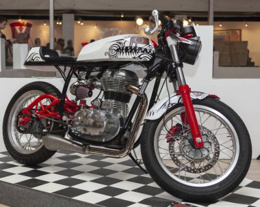 gaz tankı Show'da üzerinde airbrushing, siyah ve beyaz bir katta dokuma kırmızı-beyaz vintage motosiklet