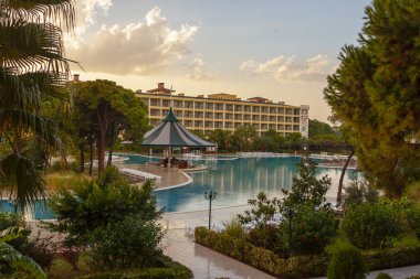 yağmurlu Ekim ayında Türkiye'de bir otel. Yağmur ve bulutlu gün yüzme havuzlu otel görünümünü