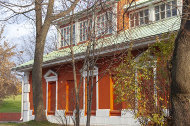 Sonbahar parkta beyaz çatılı bina eski bir iki katlı kırmızı tuğla cephe