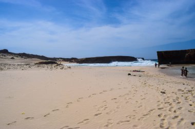 Karayip Denizi 'ndeki Aruba adasındaki Arikok Doğal Parkı' nda kayalık sahillerde çöller ve okyanus dalgaları var.