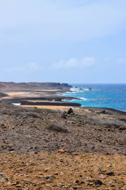 Karayip Denizi 'ndeki Aruba adasındaki Arikok Doğal Parkı' nda kayalık sahillerde çöller ve okyanus dalgaları var.