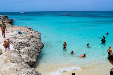 Karayip Denizi 'ndeki Aruba adasındaki Arikok Doğal Parkı' nda kayalık sahillerde çöller ve okyanus dalgaları var.