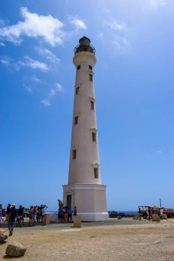 Karayip Denizi 'ndeki Aruba adasındaki Arikok Doğal Parkı' nda kayalık sahillerde çöller ve okyanus dalgaları var.