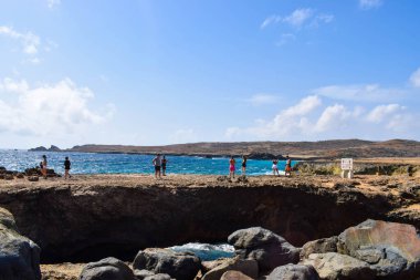 Karayip Denizi 'ndeki Aruba adasındaki Arikok Doğal Parkı' nda kayalık sahillerde çöller ve okyanus dalgaları var.