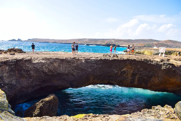 Karayip Denizi 'ndeki Aruba adasındaki Arikok Doğal Parkı' nda kayalık sahillerde çöller ve okyanus dalgaları var.
