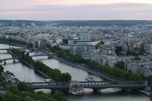 从法国埃菲尔铁塔俯瞰巴黎 — 图库照片