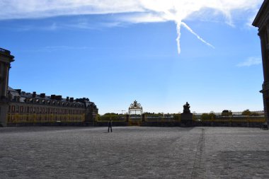 Versailles, Fransa - 2 Mayıs 2018: Fransa 'nın Ile-de-France bölgesinde Versailles Kraliyet Sarayı' nın bahçeleri