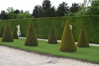Versailles, Fransa - 2 Mayıs 2018: Fransa 'nın Ile-de-France bölgesinde Versailles Kraliyet Sarayı' nın bahçeleri
