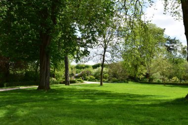 Versailles, Fransa - 2 Mayıs 2018: Fransa 'nın Ile-de-France bölgesinde Versailles Kraliyet Sarayı' nın bahçeleri