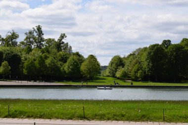 Versailles, Fransa - 2 Mayıs 2018: Fransa 'nın Ile-de-France bölgesinde Versailles Kraliyet Sarayı' nın bahçeleri