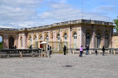 Versailles, Fransa - 02 Mayıs 2018 Versailles Sarayı, Paris 'ten çok uzak değil. Fransa 'da en çok ziyaret edilen yerlerden biridir. Büyük bulutlu mavi gökyüzü,