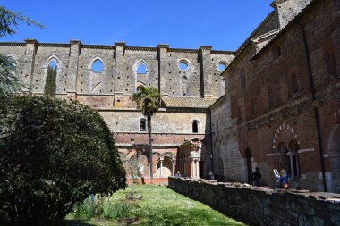 İtalya, Chiusdino 'daki San Galgano Manastırı' nda Kral Arthur 'un Taşı' nda ünlü ve efsanevi bir kılıç var.