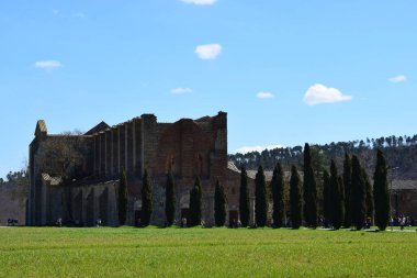 İtalya, Chiusdino 'daki San Galgano Manastırı' nda Kral Arthur 'un Taşı' nda ünlü ve efsanevi bir kılıç var.