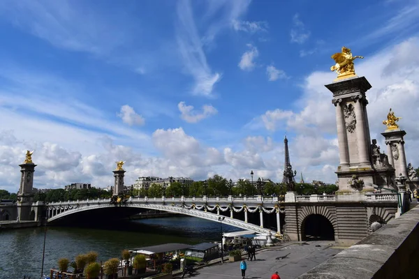 法国巴黎 2018年5月1日 亚历山大三世桥横跨塞纳河和河边小宫 位于法国巴黎残废人酒店前 — 图库照片