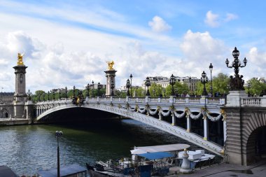 Paris, Fransa - 1 Mayıs 2018: Paris, Fransa 'daki Hotel des Invalides' in önünde, Seine Nehri üzerindeki Pont Alexandre III ve nehir kenarındaki Petit Palais köprüsü