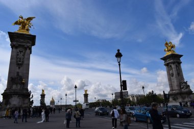 Paris, Fransa - 1 Mayıs 2018: Paris, Fransa 'daki Hotel des Invalides' in önünde, Seine Nehri üzerindeki Pont Alexandre III ve nehir kenarındaki Petit Palais köprüsü