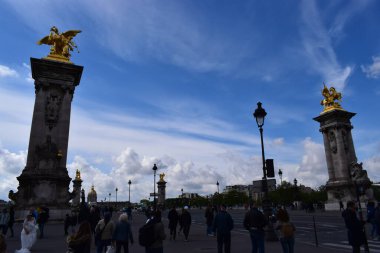 Paris, Fransa - 1 Mayıs 2018: Paris, Fransa 'daki Hotel des Invalides' in önünde, Seine Nehri üzerindeki Pont Alexandre III ve nehir kenarındaki Petit Palais köprüsü