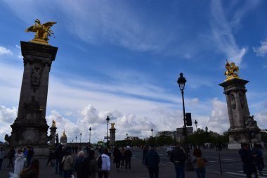 Paris, Fransa - 1 Mayıs 2018: Paris, Fransa 'daki Hotel des Invalides' in önünde, Seine Nehri üzerindeki Pont Alexandre III ve nehir kenarındaki Petit Palais köprüsü