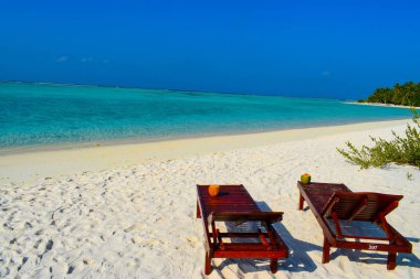 Beyaz kumlu güneşli sahil, hindistan cevizi palmiyeleri ve turkuaz deniz. Yaz tatili ve tropik plaj konsepti. Maldiv Adası 'ndaki su baskını.