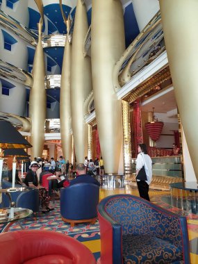 Dubai, Burç al Arab iç görünümü. Burç Al Arab dünyanın en seçkin ve yedi yıldızlı otelidir. Dünyanın en uzun ve lüks üçüncü restoranı..