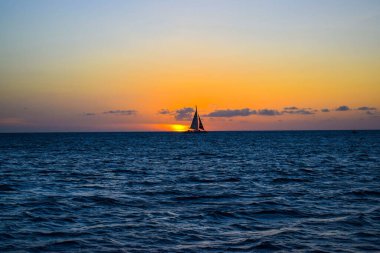 Karayipler 'deki Aruba adasındaki Kartal Sahili' nde gün batımı, mavi sularda büyüleyici renkler.