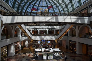 Dubai, Birleşik Arap Emirlikleri - 9 Şubat 2019 - Ski Dubai eğlence merkezine ev sahipliği yapan Emirlik alışveriş merkezinin iç görünümü