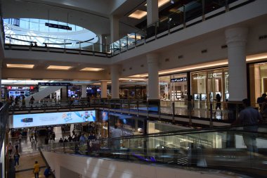 Dubai, Birleşik Arap Emirlikleri - 9 Şubat 2019 - Ski Dubai eğlence merkezine ev sahipliği yapan Emirlik alışveriş merkezinin iç görünümü
