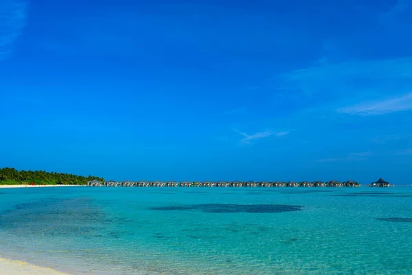 Playa Soleada Con Arena Blanca Palmeras Coco Mar Turquesa Vacaciones —  Fotos de Stock