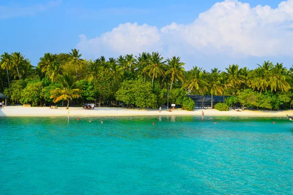 白い砂 ヤシの木とターコイズブルーの海と日当たりの良いビーチ 夏休みと熱帯ビーチのコンセプト モルディブ アイランド リゾートの水上 — ストック写真