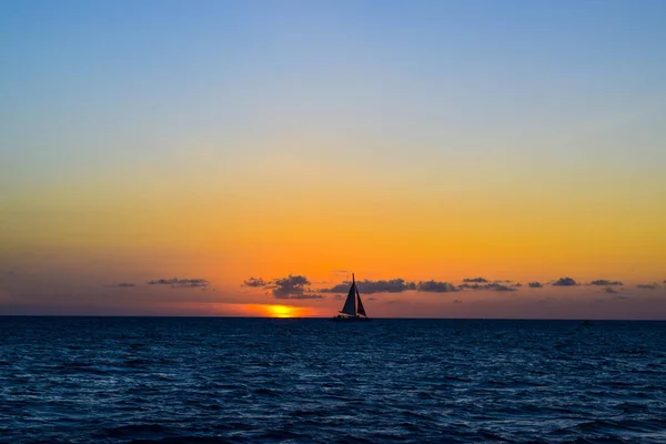카리브해의 아루바 해변의 햇살은 놀라울 정도로 아름다운 색깔을 — 스톡 사진