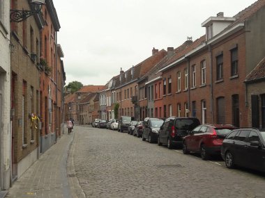 Belçika 'nın Batı Flanders eyaletindeki tarihi Bruges (Brugge) şehir merkezinin klasik manzarası. Bruges 'ün şehir manzarası. Bruges 'ün mimarisi ve simgesi