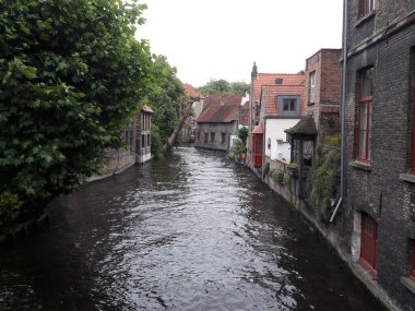 Belçika 'nın Batı Flanders eyaletindeki tarihi Bruges (Brugge) şehir merkezinin klasik manzarası. Bruges 'ün şehir manzarası. Bruges 'ün mimarisi ve simgesi