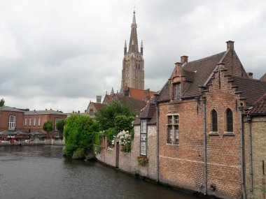 Belçika 'nın Batı Flanders eyaletindeki tarihi Bruges (Brugge) şehir merkezinin klasik manzarası. Bruges 'ün şehir manzarası. Bruges 'ün mimarisi ve simgesi