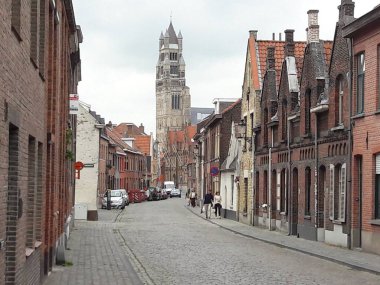 Belçika 'nın Batı Flanders eyaletindeki tarihi Bruges (Brugge) şehir merkezinin klasik manzarası. Bruges 'ün şehir manzarası. Bruges 'ün mimarisi ve simgesi