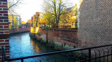 Leuven - Groot Begijnhof 'ta (eski beguinage) tuğlalı ev ve bisikletli eski Belçika kaldırım taşı caddesi manzarası