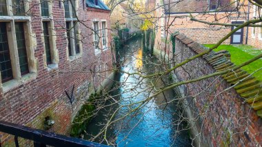 Leuven - Groot Begijnhof 'ta (eski beguinage) tuğlalı ev ve bisikletli eski Belçika kaldırım taşı caddesi manzarası
