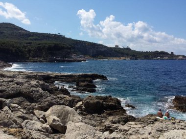 İtalya 'nın Sorrento ve Napoli Körfezi kıyılarının havadan görünüşü bu bölge limonlar ve limoncello üretimiyle ünlüdür.