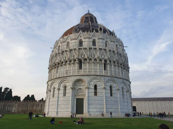 Güneşli Bir Günde Pisa Piazza Dei Miracoli Nin Eğimli Kulesi — Stok fotoğraf