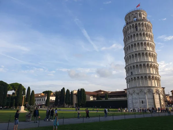 Güneşli Bir Günde Pisa Piazza Dei Miracoli Nin Eğimli Kulesi — Stok fotoğraf